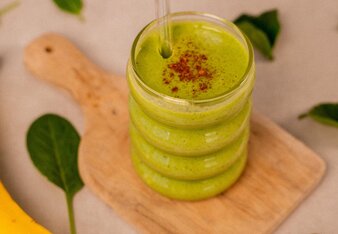Ballasstoffreicher Shake mit Banane, Spinat und Flohsamenschalen | © SONNENTOR